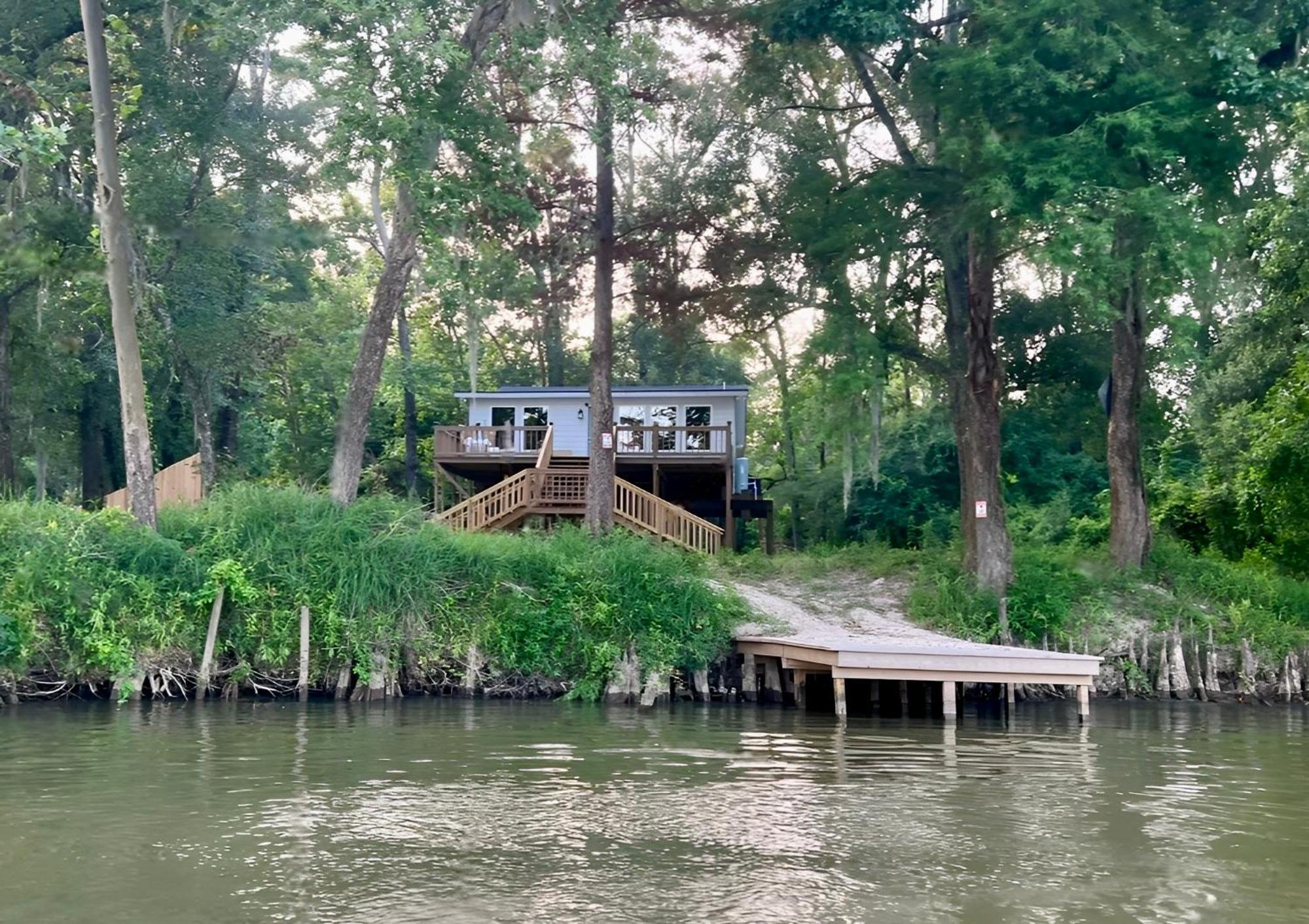Secluded Riverside Oasis Private Deck Dock Holiday home Baton Rouge